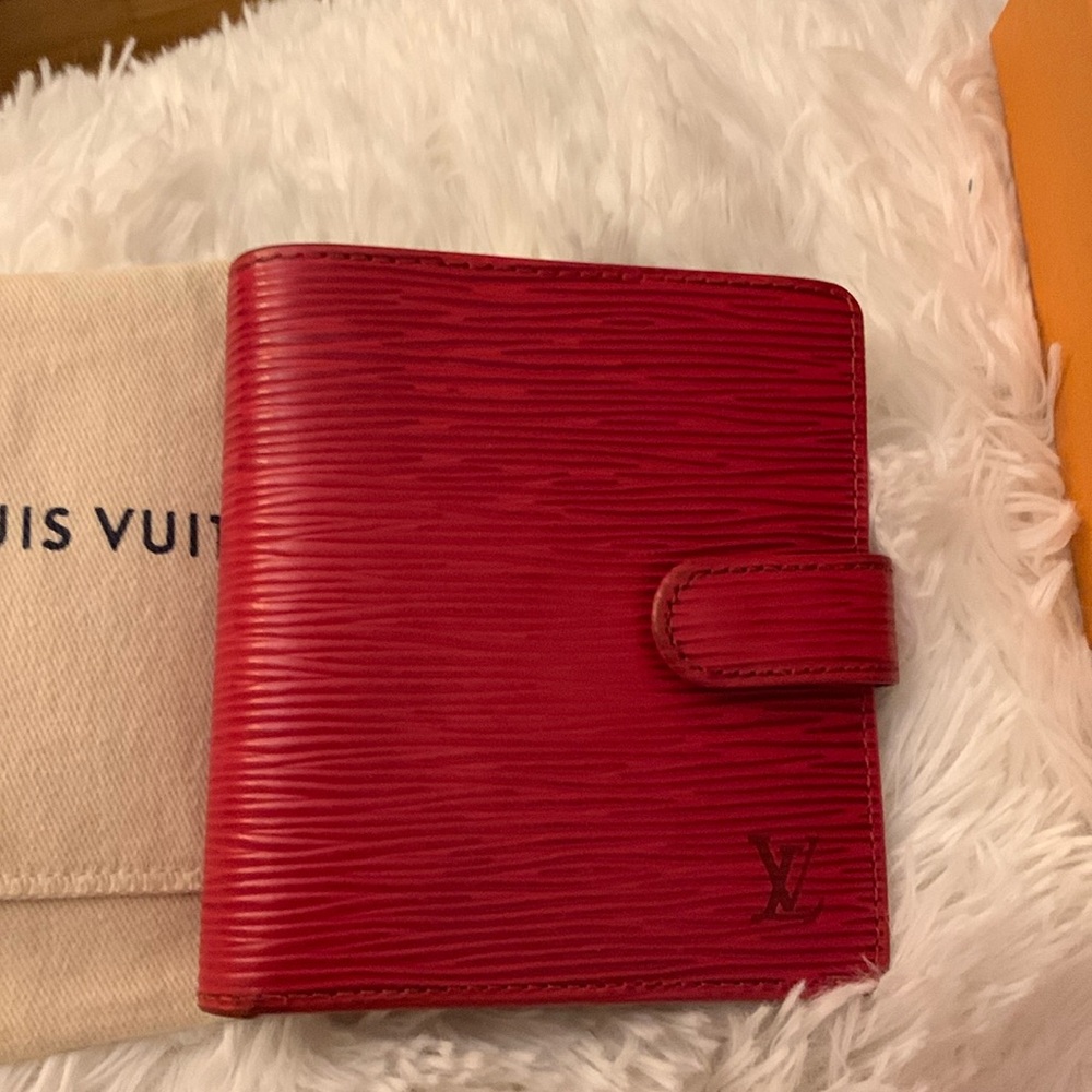Louis Vuitton Epi Red wallet. Beautiful condition and comes with bag & a box